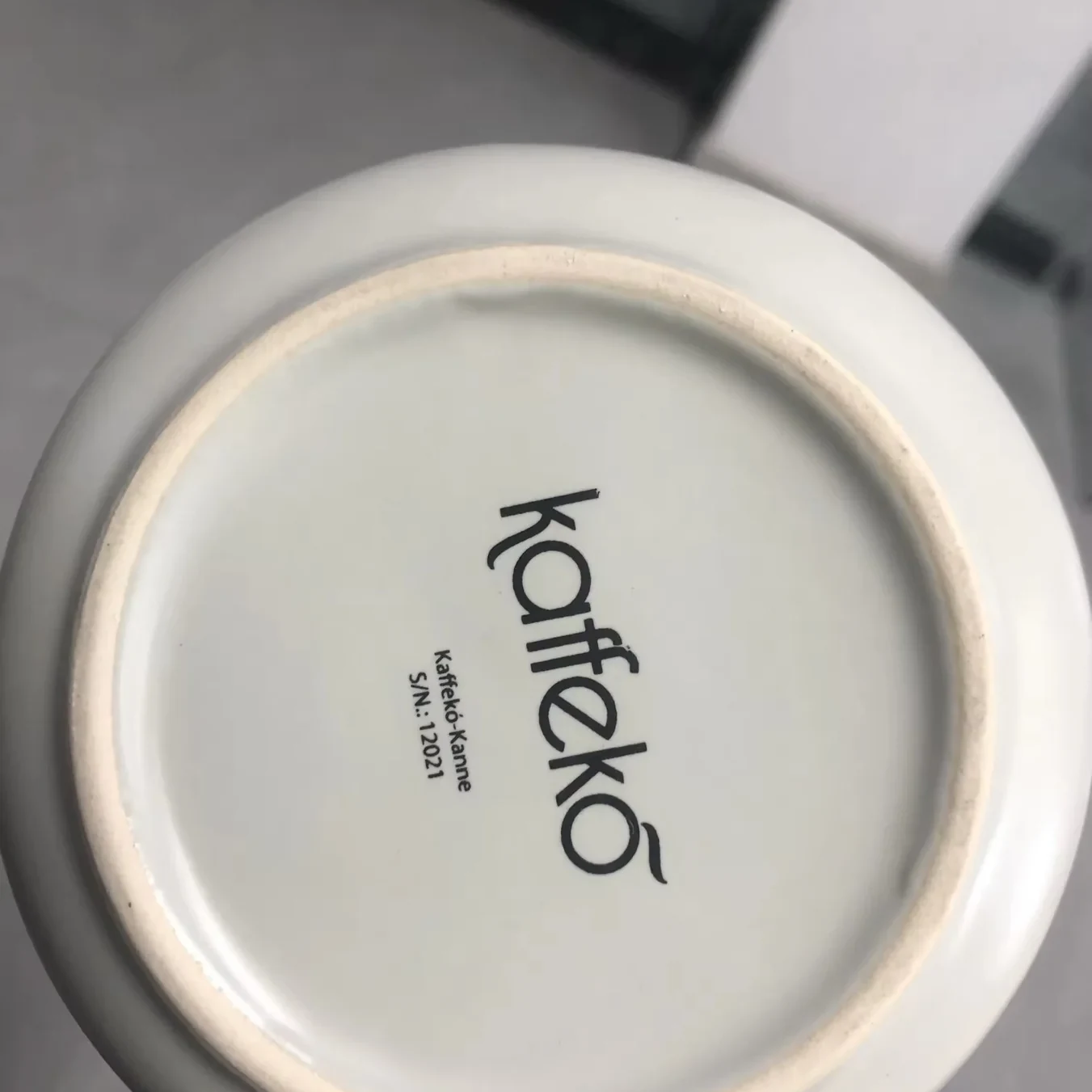 Kaffeko-Logo auf dem Boden der Kanne in Hellgrau
