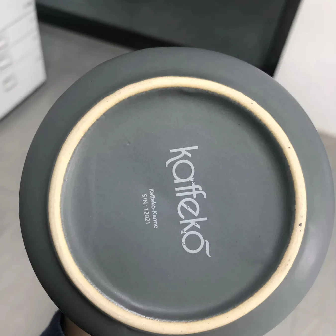 Kaffeko-Logo auf dem Boden der Kanne in Graphitgrau